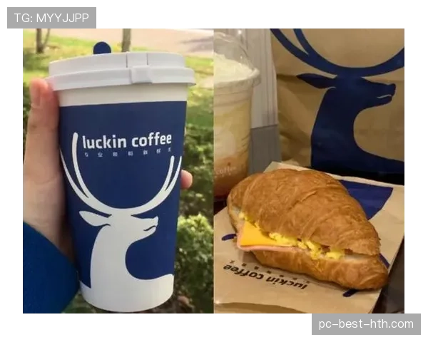 蒋圣龙训练完随手拿杯咖啡那架势，我怀疑他把球场当成了豪宅早餐间